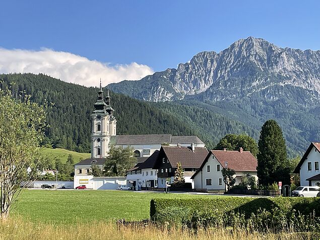 Kirche und Bergpanorama in Spital am Pyhrn