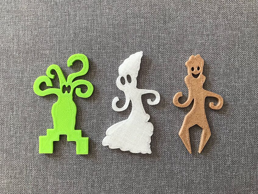 drei Figuren aus dem 3D-Drucker in Form von Geistern