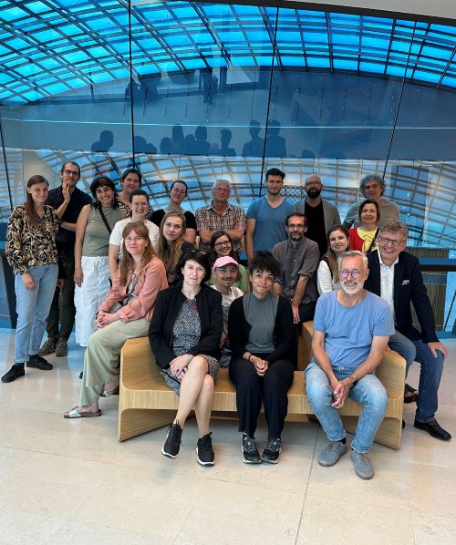 Die Teams der Uni Wien und des Demokratiezentrum vereint auf einem Foto im Parlamentsgebäude